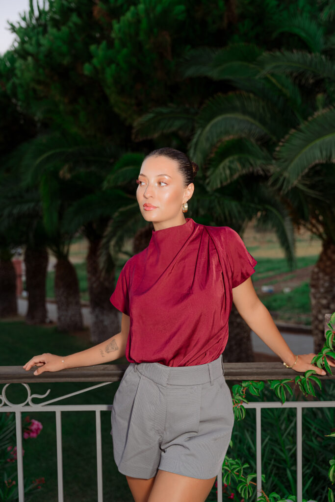 Contemporary Fashion Portrait mit Fokus auf Styling und Eleganz – Editorial Photography⁠