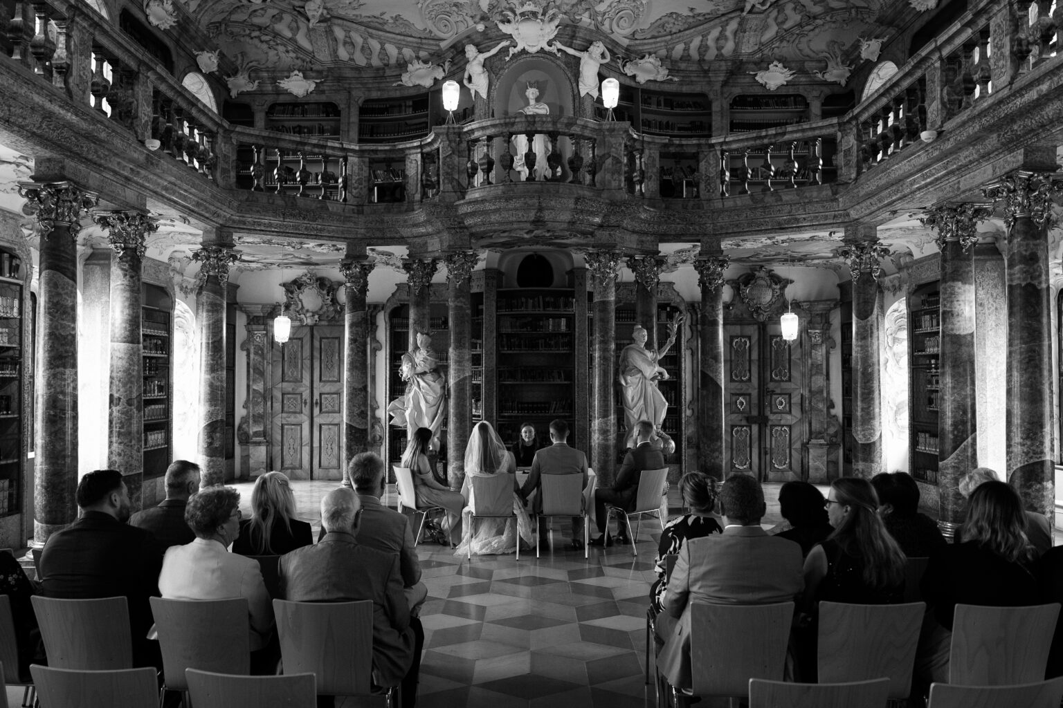 Hochzeitsfotografie in der Bibliothek des Klosters Wiblingen