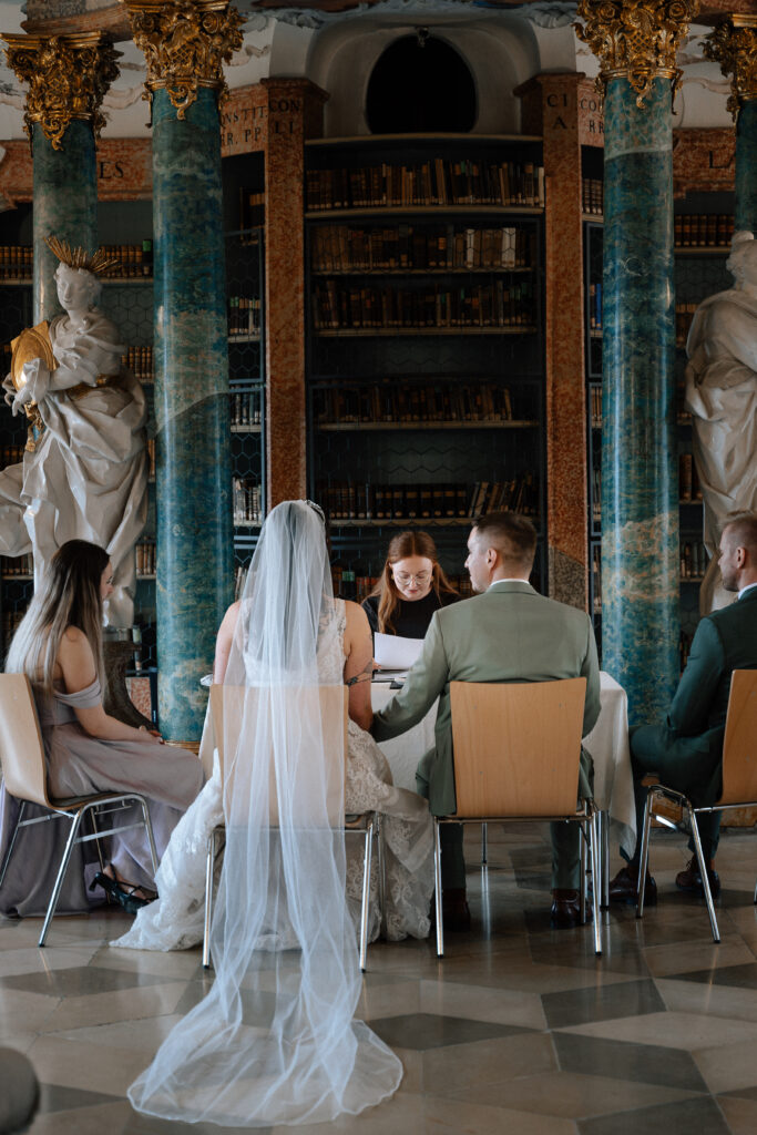 Hochzeitsfotografie in der Bibliothek des Klosters Wiblingen